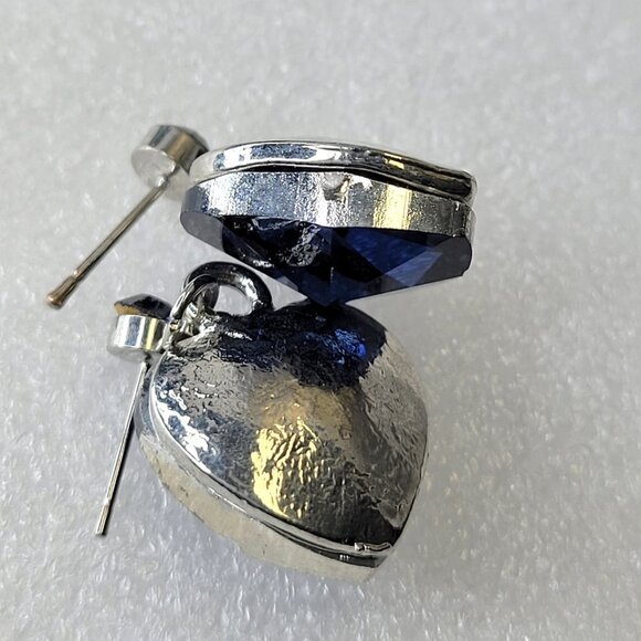 Heart Shaped Mini Earrings - Picture 4 of 8